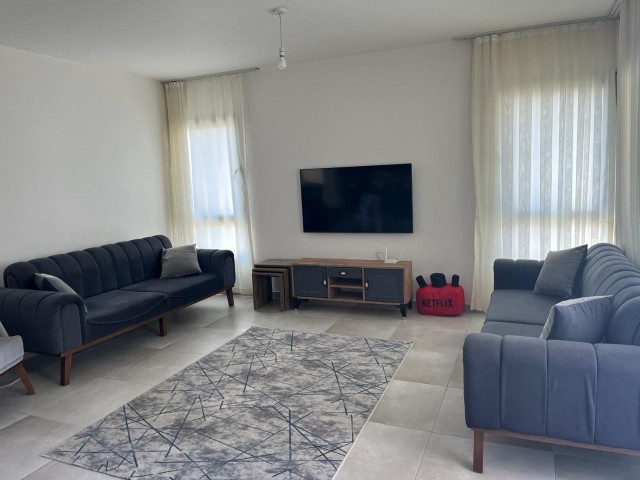 Girne'nin Merkezinde Deniz Manzaralı Geniş 2+1 Eşyalı Daire