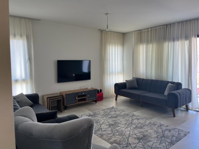 Geräumiges möbliertes 2+1-Apartment mit Meerblick im Zentrum von Kyrenia