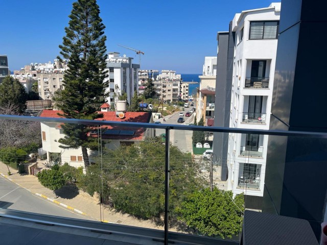 Geräumiges möbliertes 2+1-Apartment mit Meerblick im Zentrum von Kyrenia