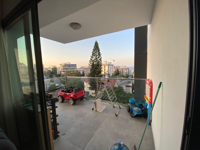 Geräumiges möbliertes 2+1-Apartment mit Meerblick im Zentrum von Kyrenia