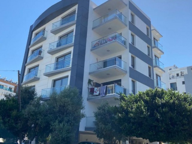 Geräumiges möbliertes 2+1-Apartment mit Meerblick im Zentrum von Kyrenia