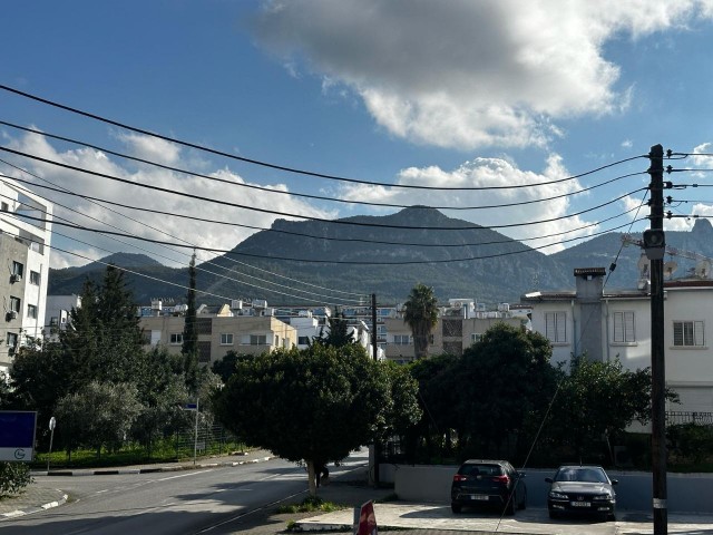 Girne Merkezde Tamamen Yenilenmiş, Geniş, Birinci Katta 3+1 Daire