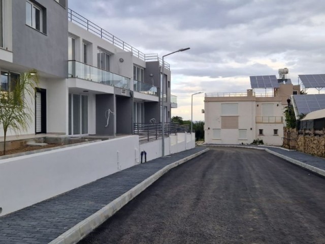 Ich verkaufe meine Wohnung (zwei Etagen, 1 und 2 türkische Etagen) 3+1 mit herrlichem Blick auf das Meer und die Berge im Coliseum Court-Komplex in Doğanköy (Kyrenia).