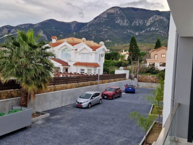 Ich verkaufe meine Wohnung (zwei Etagen, 1 und 2 türkische Etagen) 3+1 mit herrlichem Blick auf das Meer und die Berge im Coliseum Court-Komplex in Doğanköy (Kyrenia).