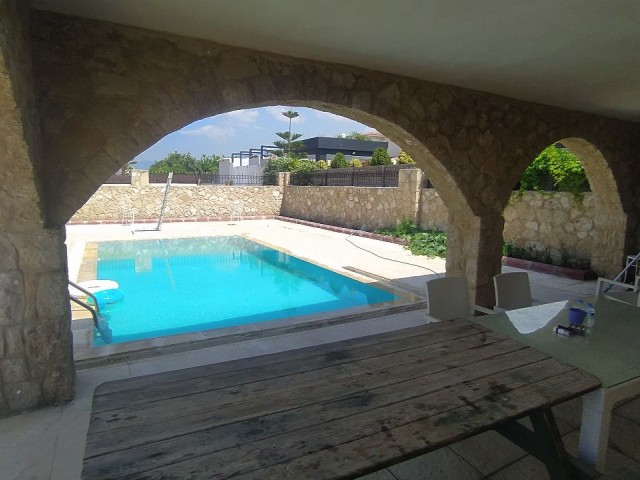 Kyrenia, Catalkoy 3+1 Luxusvilla mit privatem Pool, gegenüber dem Elexus Hotel +905428777144