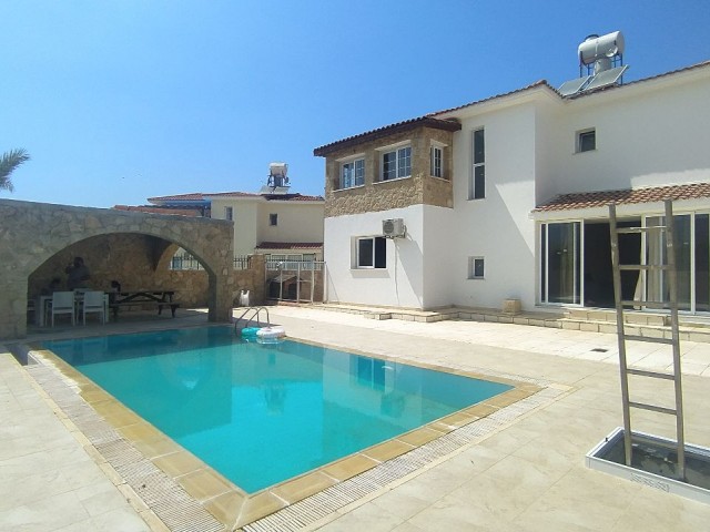 Kyrenia, Catalkoy 3+1 Luxusvilla mit privatem Pool, gegenüber dem Elexus Hotel +905428777144