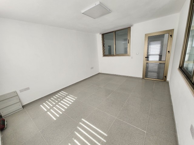 Catalkoy,  800m2 3 katlı kiralik yer +905428777144 English,  Türkçe,  Русский 