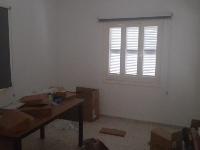 4+1 FLAT IN KYRENIA CENTER **SUITABLE FOR COMMERCIAL PURPOSES**