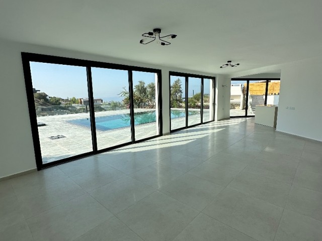 6+3 Triplex-Villa zum Verkauf in Kyrenia!