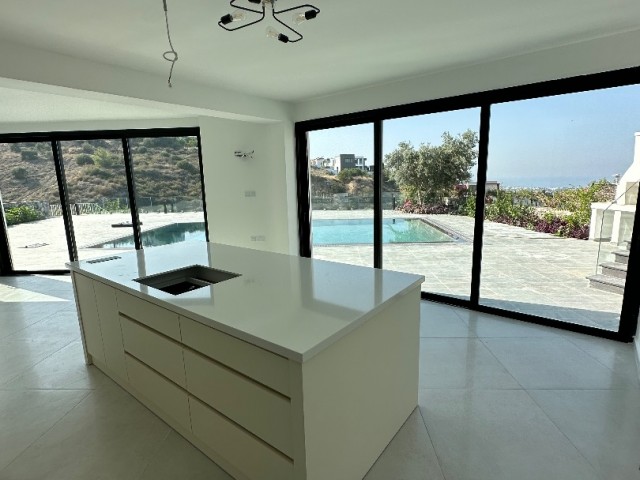 Girne’de satılık 6+3 triplex villa! 