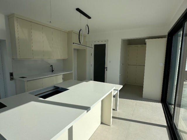 6+3 Triplex-Villa zum Verkauf in Kyrenia!