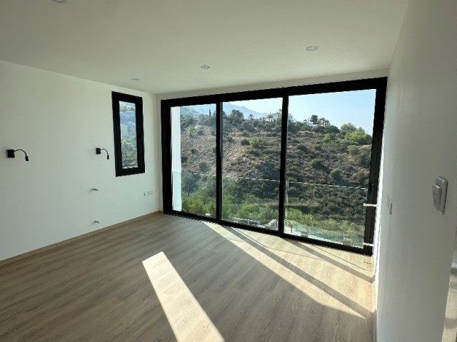 6+3 Triplex-Villa zum Verkauf in Kyrenia!