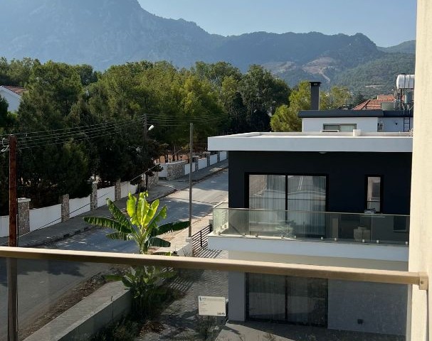 2+1 Villa zur Miete in Kyrenia Karşıyaka, direkt am Meer