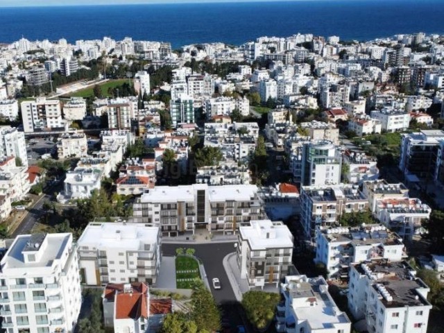 Girne Merkez'de 1+1 Satılık Daire Her yere Yürüme Mesafesinde Havuzlu Site İçinde 