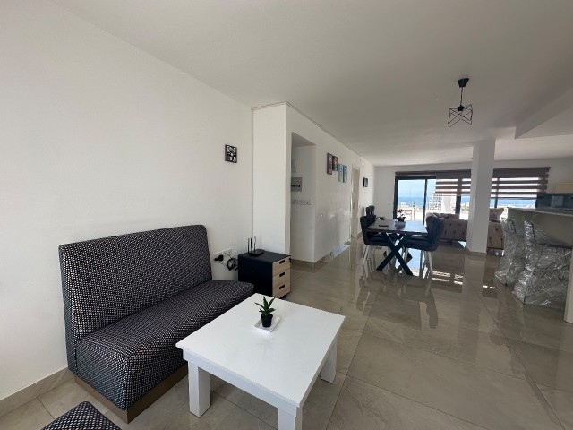 VOLLSTÄNDIG MÖBLIERTE LUXUS-3+1-PENTHOUSE-WOHNUNG ZU VERMIETEN IM KYRENIA CENTER