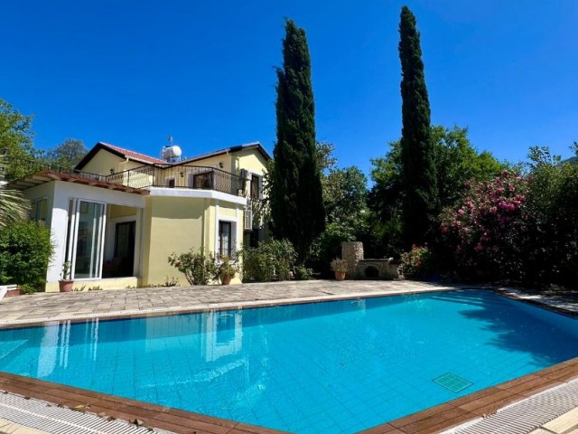 Alsancak, Necat Britische 4+1-Villa mit privatem Pool zu verkaufen, nur wenige Gehminuten von der Schule entfernt +905428777144 Russisch, Türkisch, Englisch