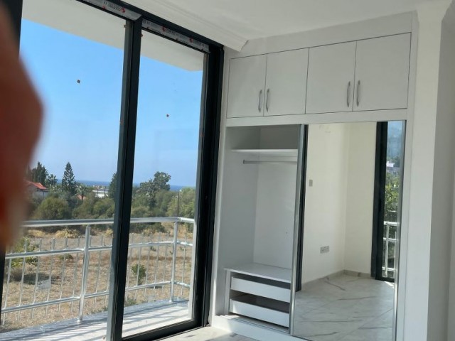 Girne Lapta da salilik 2+1 Zemin kat Daire 80m2 LUKS