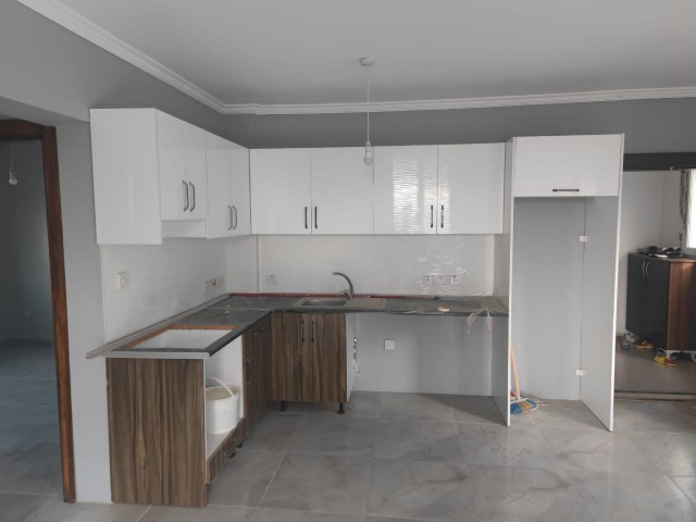 فرصت آپارتمان 2+1 کاملا نو برای فروش در آلسانجاک گیرنه با چشم انداز دریا و کوه
