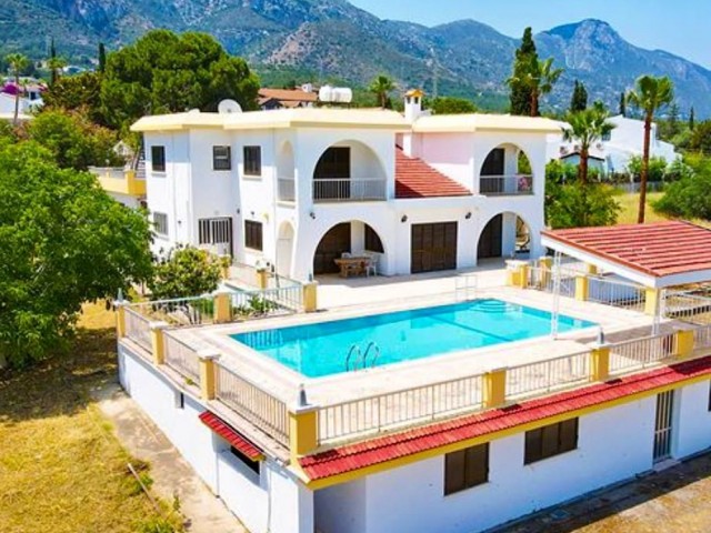Luxury Villa For Sale With Garden and Swimming Pool In Catalkoy