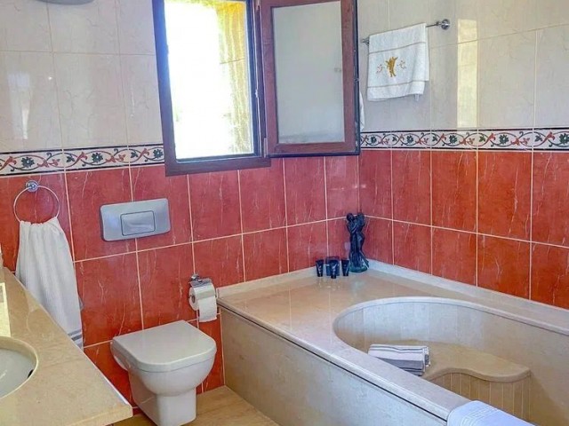 Satılık 4 Yatak Odalı Lüks Villa Esentepede 