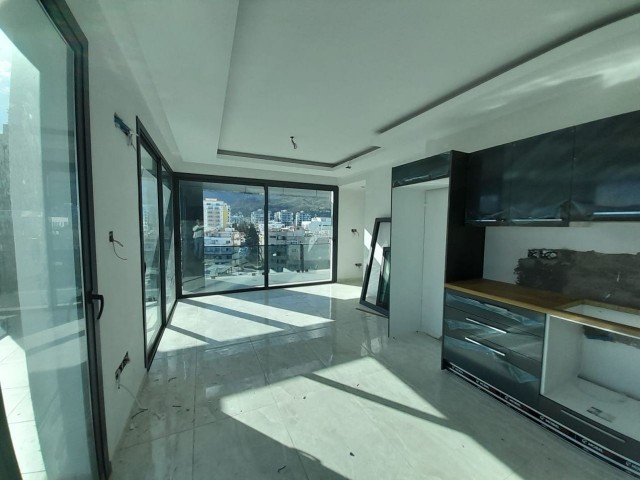 Girne'nin kalbinde muhteşem deniz manzaralı lüks 2+1 penthouse