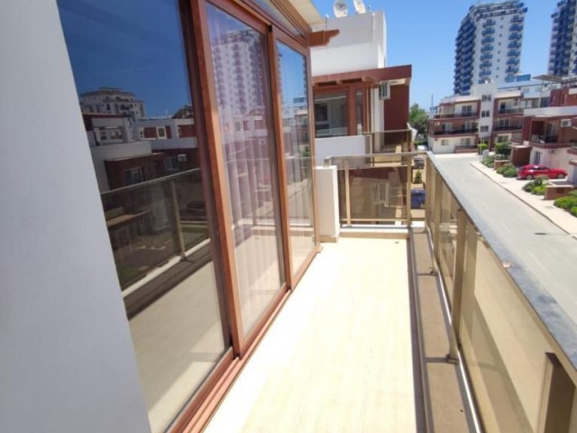 Long Beach'te Teraslı ve Hazır Başlıklı Penthouse 1+1