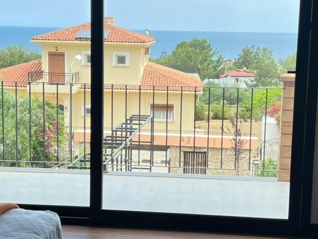 Alsancak'ta ultra lüks 4+1 özel havuzlu, jakuzili villa!