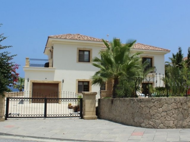 4 + 1 Luxusvilla Am Meer in Esentepe ** 