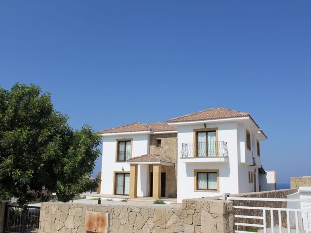 Wunderschöne Villa zum Verkauf mit Blick auf die Natur und das Meer ** 