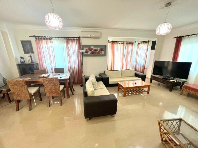 2 evlek 2000ay2 arazi içinde 4+1 300m2 havuzlu villa