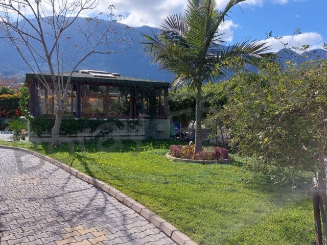 Türkische Villa mit herrlichem Berg-und Meerblick in Kyrenia Lapta * ** 