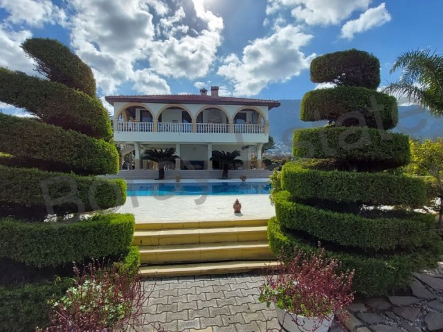 Türkische Villa mit herrlichem Berg-und Meerblick in Kyrenia Lapta * ** 