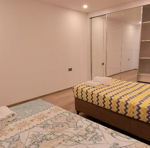 Girne şehir merkezinde 2 banyolu, havuzlu ve bahçeli kiralık lüks 2+1 daire