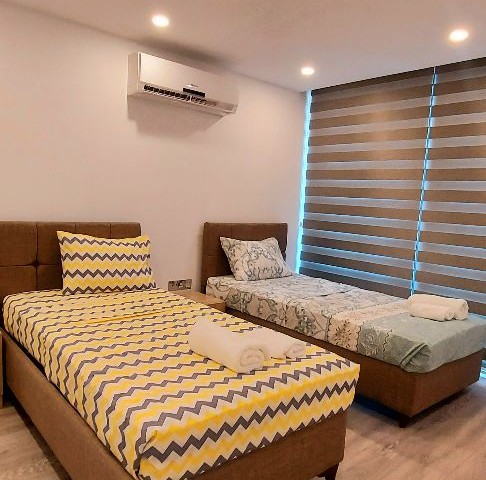 Girne şehir merkezinde 2 banyolu, havuzlu ve bahçeli kiralık lüks 2+1 daire