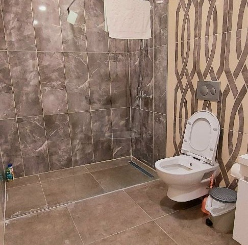 Girne şehir merkezinde 2 banyolu, havuzlu ve bahçeli kiralık lüks 2+1 daire