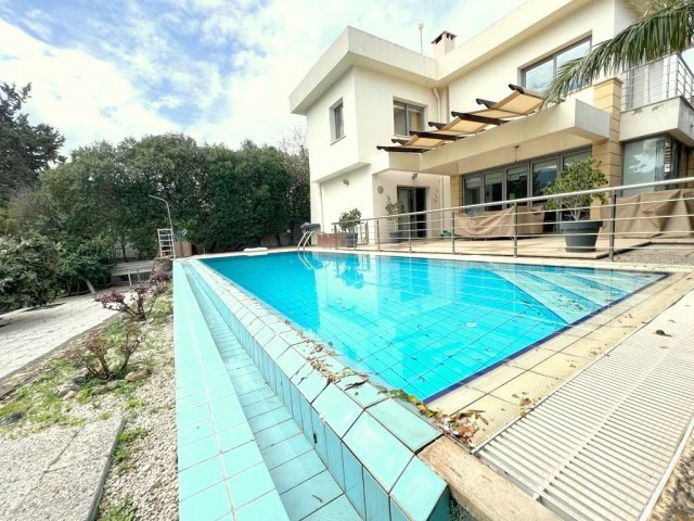 3+1 villa with pool in Yesiltepe area