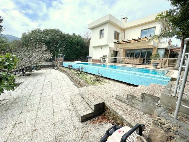 3+1 Villa mit Pool in Yesiltepe Gebiet