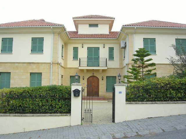 Girne /Catalköy bölgesinde  Yeşilliklerin içerisinde Bahcesi buyuk Villa