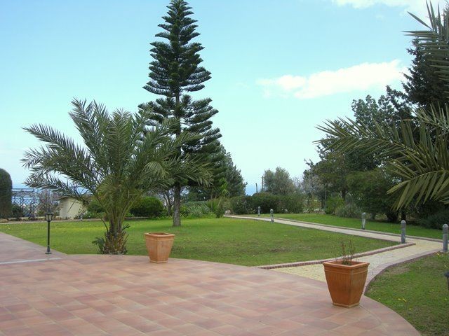 Kyrenia /Catalkoy Bereich in der Grünanlage im Garten einer großen Villa