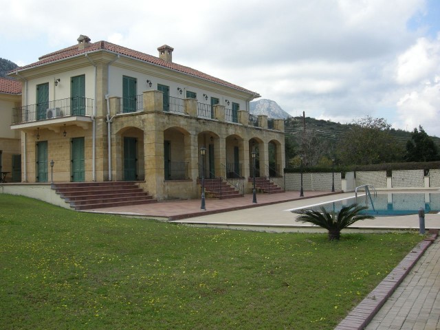 Kyrenia /Catalkoy Bereich in der Grünanlage im Garten einer großen Villa