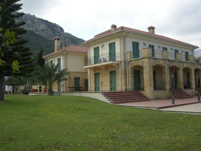 Kyrenia /Catalkoy Bereich in der Grünanlage im Garten einer großen Villa