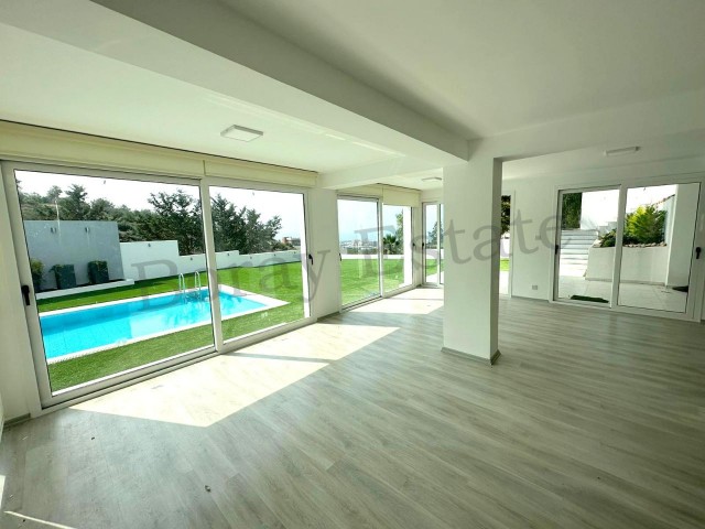 In der prestigeträchtigsten Gegend von Kyrenia Center, luxuriöse Villa mit Triplex-Pool mit herrlichem Berg- und Meerblick!