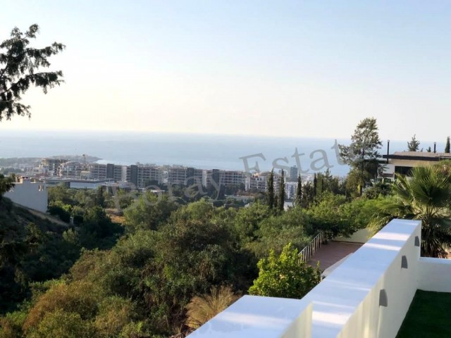 In der prestigeträchtigsten Gegend von Kyrenia Center, luxuriöse Villa mit Triplex-Pool mit herrlichem Berg- und Meerblick!