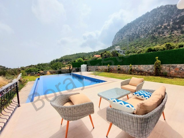 BRANDNEUE, LUXURIÖSE 4+1-VILLA ZUM VERKAUF IN KYRENIA, REGION ALSANCAK, MIT BLICK AUF DEN ESCAPE-STRAND.