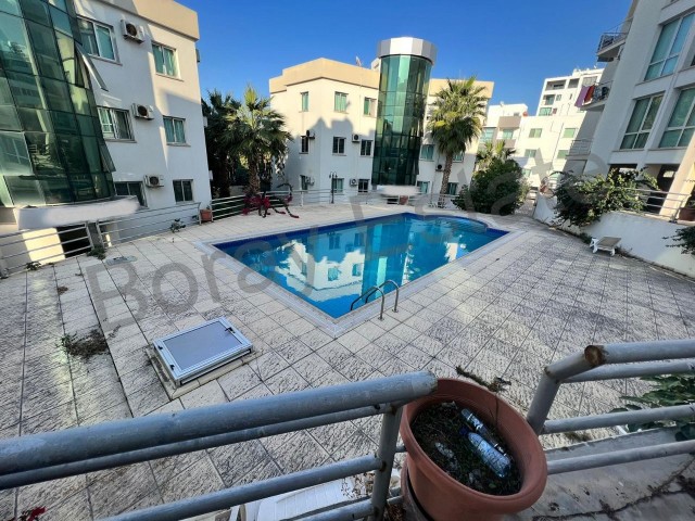 Geräumige 2+1-Wohnung im Zentrum von Kyrenia in einem Komplex mit Pool
