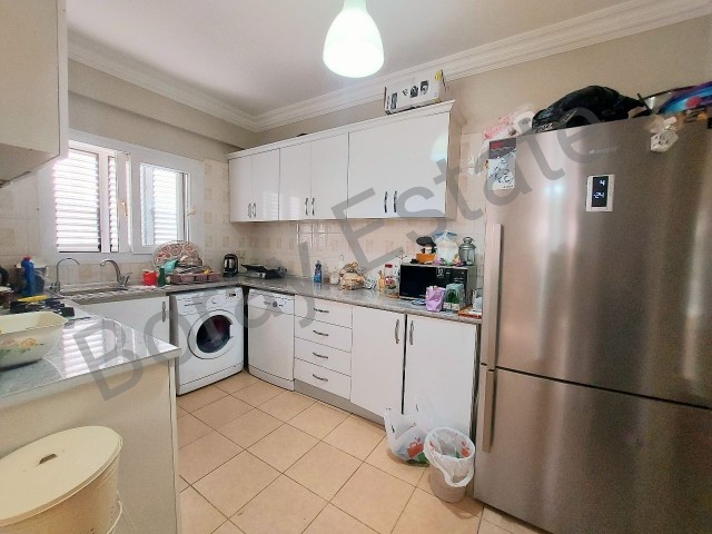 EXTREM GERÄUMIGE 3+1-WOHNUNG MIT HAUPTSCHLAFZIMMER, 150 m² NÜTZLICHER INNENBEREICH ZUM DRINGENDEN VERKAUF IM ZENTRUM VON KYRENIA.