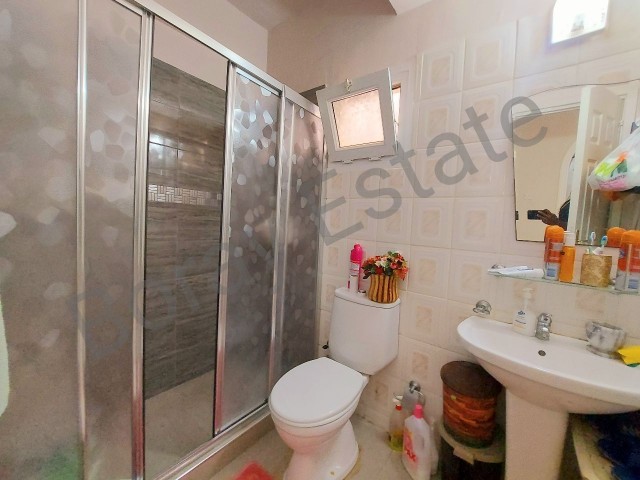 EXTREMELY SPACIOUS 3+1 APARTMENT WITH A MASTER BEDROOM, 150M² USEFUL INDOOR AREA FOR URGENT SALE IN CENTER OF KYRENIA.