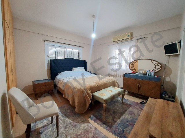 EXTREMELY SPACIOUS 3+1 APARTMENT WITH A MASTER BEDROOM, 150M² USEFUL INDOOR AREA FOR URGENT SALE IN CENTER OF KYRENIA.