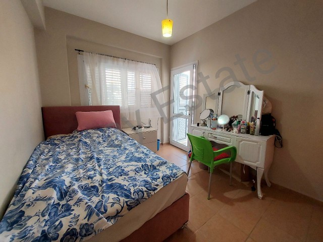 EXTREM GERÄUMIGE 3+1-WOHNUNG MIT HAUPTSCHLAFZIMMER, 150 m² NÜTZLICHER INNENBEREICH ZUM DRINGENDEN VERKAUF IM ZENTRUM VON KYRENIA.