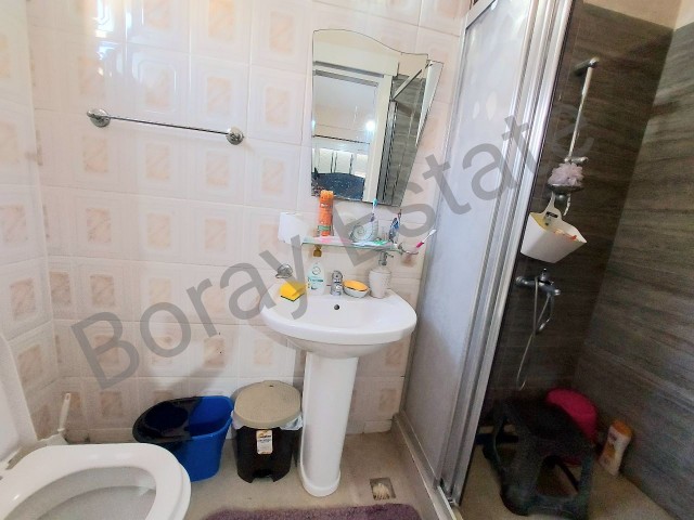 EXTREMELY SPACIOUS 3+1 APARTMENT WITH A MASTER BEDROOM, 150M² USEFUL INDOOR AREA FOR URGENT SALE IN CENTER OF KYRENIA.